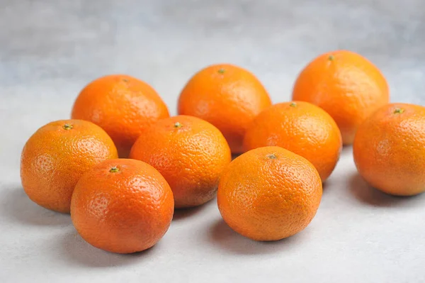 Mandarijnen Een Grijze Achtergrond Sappige Rijpe Oranje Mandarijnen — Stockfoto