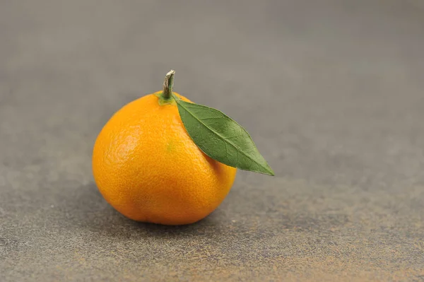 One Ripe Tangerine Whole Tangerine Leave Close — Stock Photo, Image