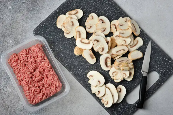 Carne Picada Champiñones Rodajas Sobre Fondo Gris Vista Superior — Foto de Stock