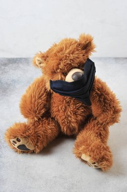 Siyah koruyucu maskeli oyuncak ayı - Coronavirüs 'e karşı koruma kavramı - evde kalır.