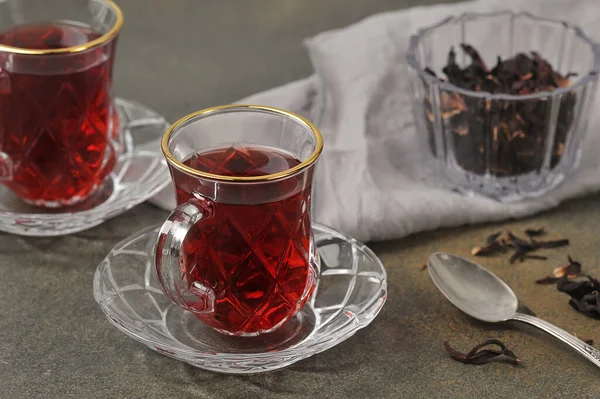Karkade Τσάι Κόκκινο Τσάι Τουρκικά Φλιτζάνια Γκρι Φόντο — Φωτογραφία Αρχείου