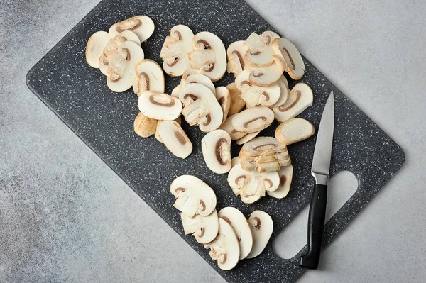 Dilimlenmiş mantarlar - gri arka plan görünümünde