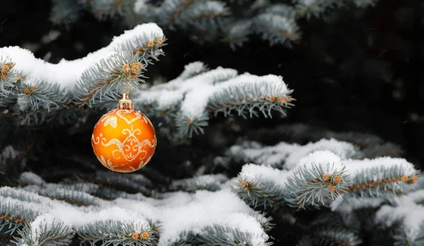 Orangene Weihnachtskugel — Stockfoto