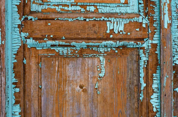 Colpo di telaio pieno di una vecchia porta di legno con vernice peeling blu — Foto Stock