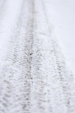 Karla kaplı yolda tekerlek izlerini kapat.