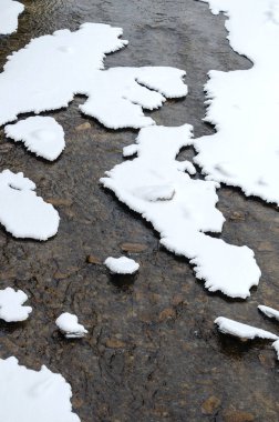 Kış boyunca kar üstüne kar yağışı ile kaplı Montain Nehri 'ni kapatın.