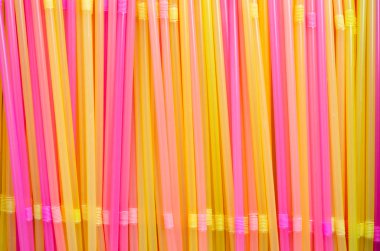 Dikey olarak yan yana dizilmiş renkli pipetler.