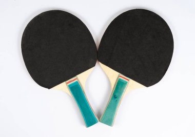  Beyaz arkaplanda siyah ping pong raketi.