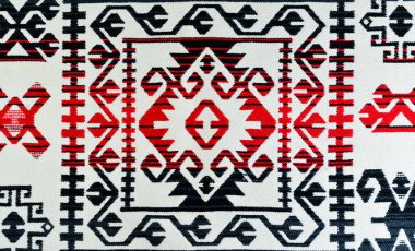 Etnik süs ve motifleri olan Romen el yapımı halılar