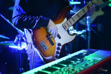 Adam gece müzik konserinde gitar çalıyor. .