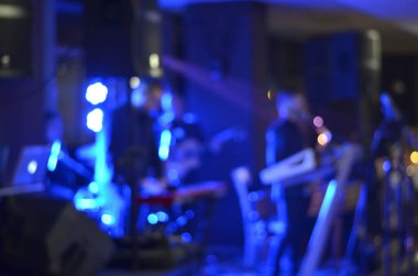 Konser gecesinde sahnede şarkı söyleyen müzik grubunun bulanık arka planı .