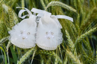 Bebek kız ayakkabısı beyaz dantel yeşil buğday tarlası 