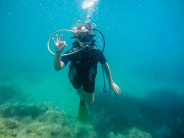 Korfu Yunanistan 'da yaz tatili. Akdeniz 'e dalan genç kadınlar..