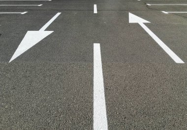 Otoparktaki trafiği yönlendiren oklar 