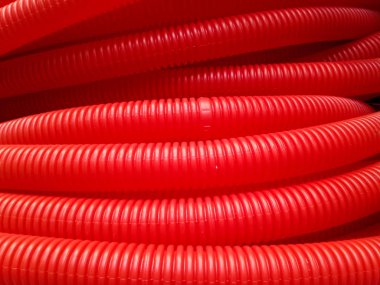 Satılık elektrik kabloları için plastik yalıtımlı tüpler.