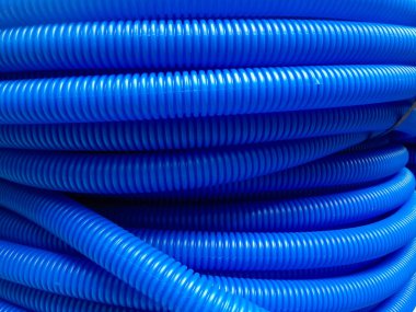 Yakın çekim mavi plastik yalıtımlı tüpler satılık elektrik kabloları için.