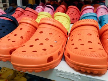 Renkli plaj terlikleri pazarda satılık..