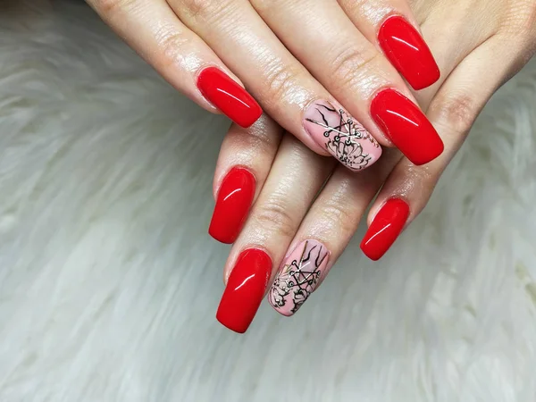 Red and pink  painted  gel nails  manicure on white fur background. — Stock Photo, Image