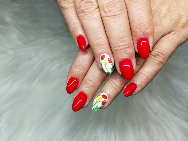 Primer plano de color rojo y blanco gel pintado manicura uñas sobre fondo de piel. Tulipanes de diferentes colores pintados . — Foto de Stock