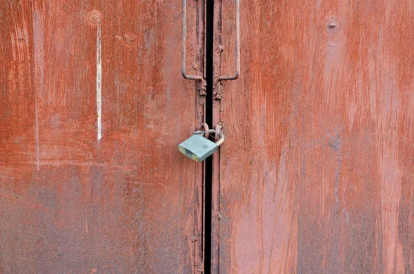 Primo piano del lucchetto sulla porta in metallo arrugginito . — Foto Stock