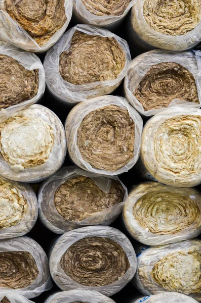 Close up vista frontal de embalagens de lã mineral de basalto redondo em folha de plástico  . — Fotografia de Stock
