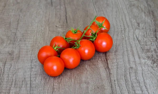 Vysokoúhlý pohled na bio cherry rajčata shluky na stole. — Stock fotografie