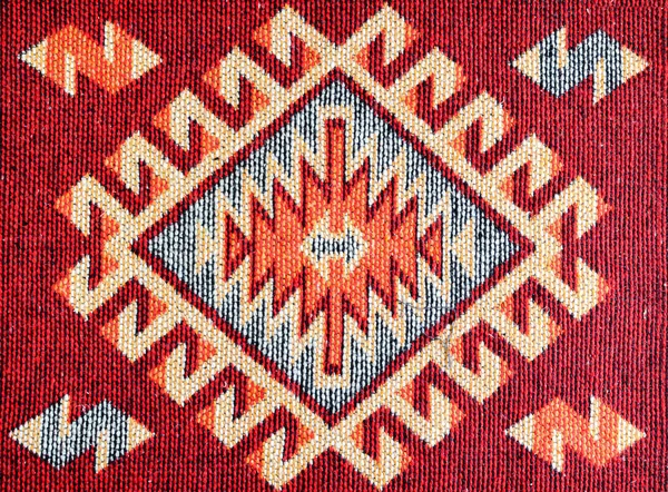 Rumänische handgefertigte rote Teppiche mit ethnischen Ornamenten. — Stockfoto