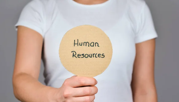 Unga kvinnor som visar runt papppapper med handskriven text - Human Resources, . — Stockfoto