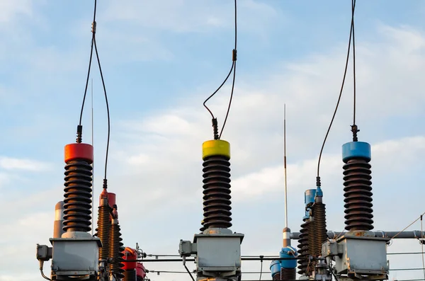 Estación de distribución eléctrica de alto voltaje con equipo de energía eléctrica contra el cielo azul nublado  . —  Fotos de Stock