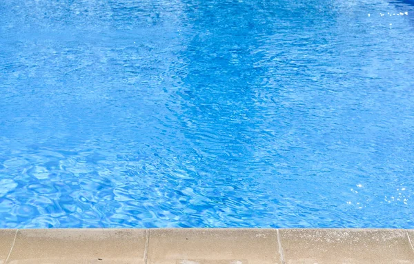 Vista de ángulo alto de la piscina azul al mediodía  . — Foto de Stock