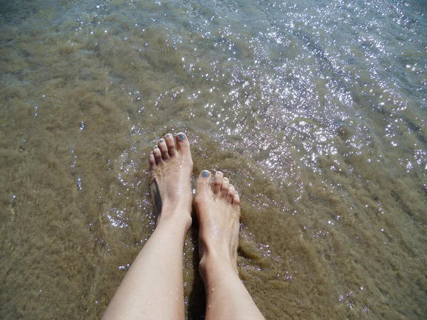 High Angle View Caucasian Women Bare Feet Sand Beach — ストック写真