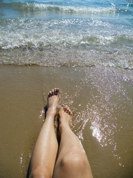 Vista de alto ângulo de mulheres caucasianas com os pés descalços na areia na praia — Fotografia de Stock