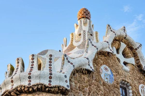 Barselona, İspanya - 16 Eylül 2015: Mimar Antoni Gaudi 'nin yazdığı Park Guell, İspanya. Parkın girişindeki Pavilion..