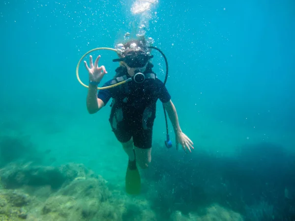 Korfu Yunanistan 'da yaz tatili. Akdeniz 'e dalan genç kadınlar..