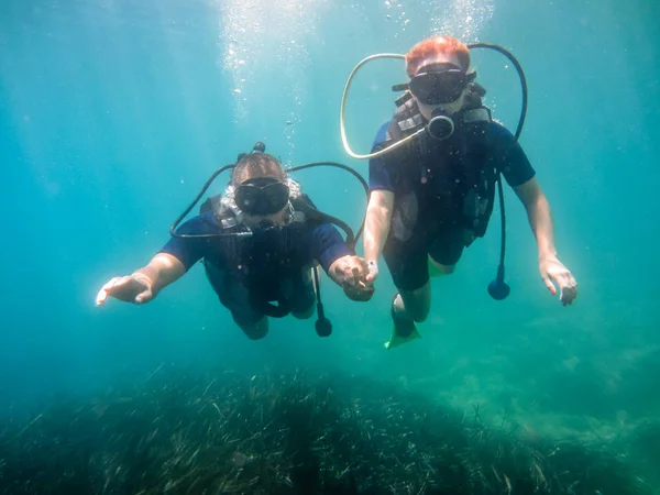Pareja joven buceando bajo el agua en el mar mediterráneo . — Foto de Stock