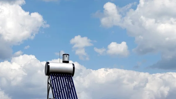 Güneş suyu ısıtma sistemi mavi gökyüzünde yaşar. Boşaltılmış tüp Coll