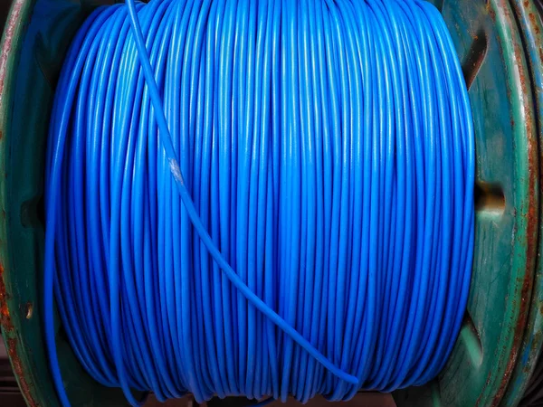 Elektrik kablolarıyla davul.