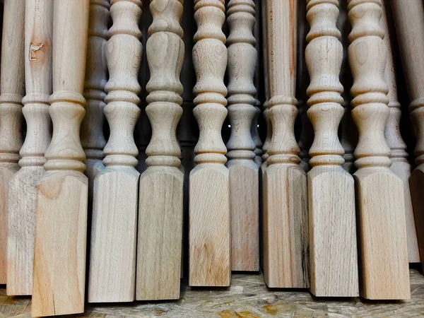 Masalar için tahta bacaklar ve satılık sandalyeler. 