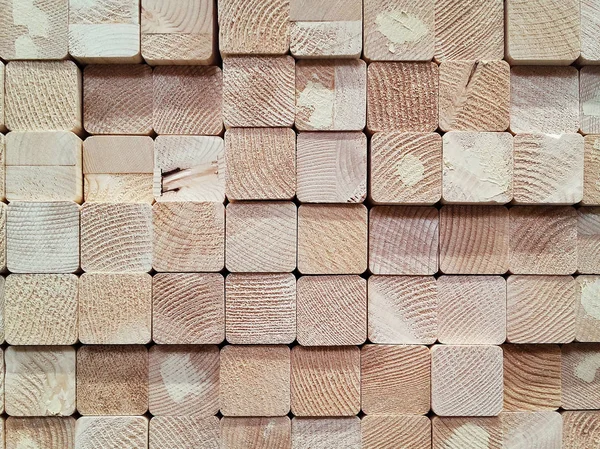 Apilado de tablones cuadrados de madera para la construcción en almacén — Foto de Stock