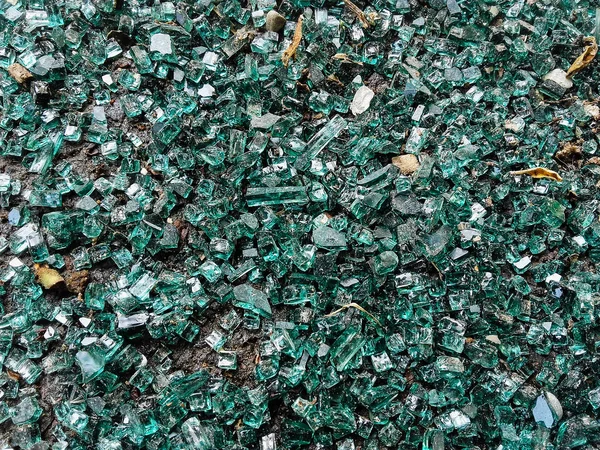 Arabanın camları kırıldı.