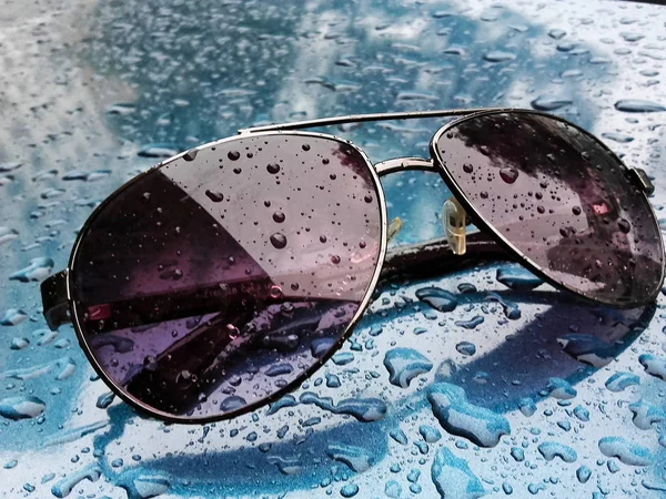 Rain drops  on  sunglasses — Stock Photo, Image