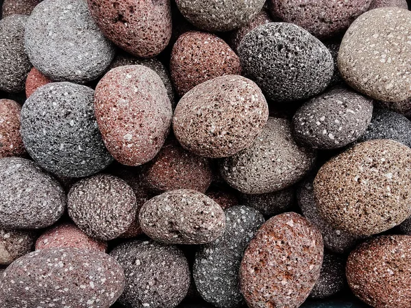 Bahçeyi ya da evin iç ya da dış kısımlarını süslemek için kullanılan doğal kahverengi taşlar yığını.