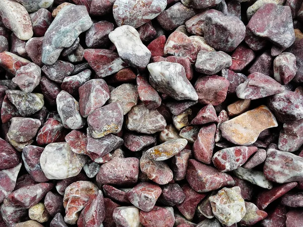 Montón de piedras grunge marrones naturales utilizados para decorar el jardín o partes de la casa interior o exterior — Foto de Stock