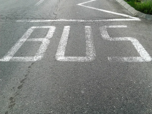 Otobüs durağı sokak tabelasının yüksek açılı görüntüsü