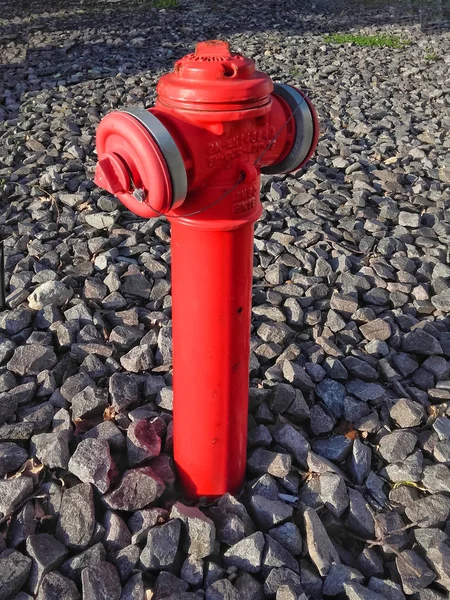 Kırmızı yangın musluğunun açılmamış hali 