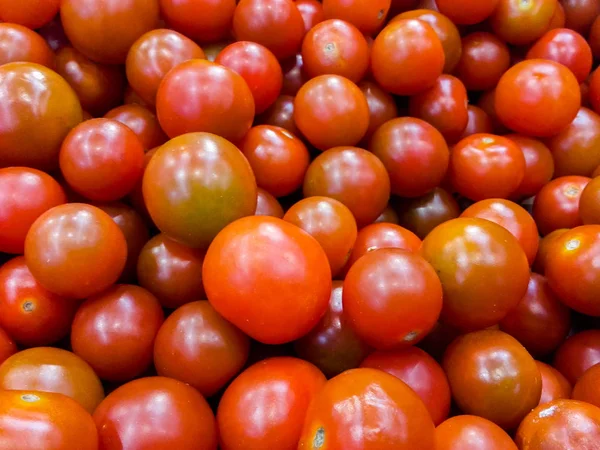 Montón de tomates cherry frescos en venta . —  Fotos de Stock