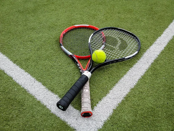 Tenis ekipmanları kullanıma hazır .