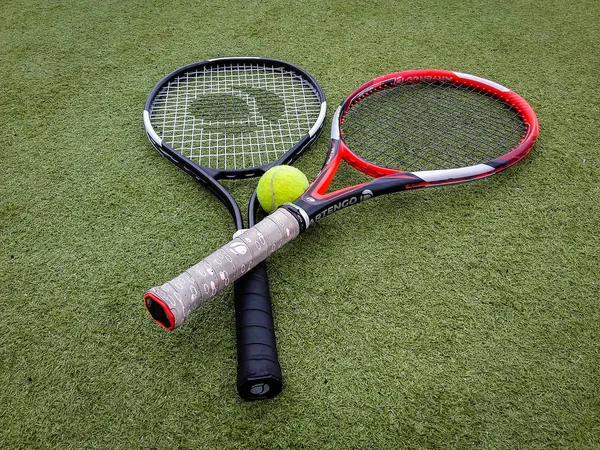 Tenis kortunda tenis ekipmanıyla rahatlamak. .