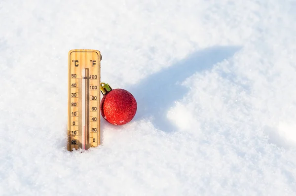 Termometer i snö indikerar temperatur 0 grader .Julkula prydnader. — Stockfoto