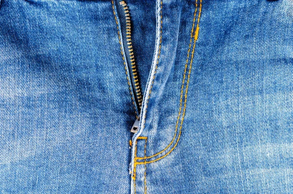 Primer plano de los vaqueros de fondo joven moderno con cremallera abierta. Accesorio de moda para mujeres y hombres. Vista superior, copyspace . — Foto de Stock